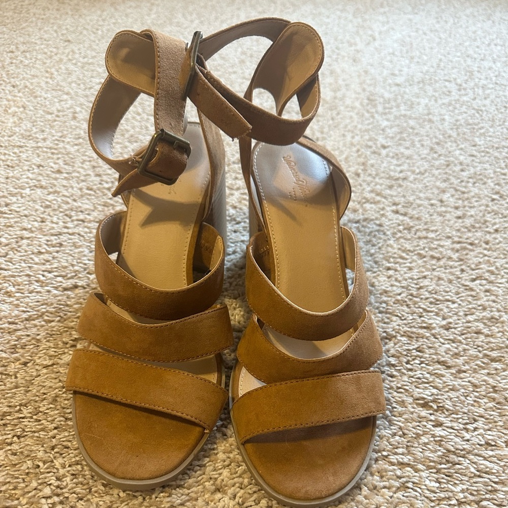 Universal Thread Women’s size 8 Shoes